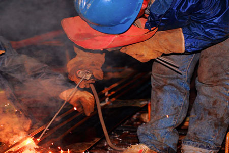 電焊作業(yè)人員佩戴的個人防護用品工作圖片