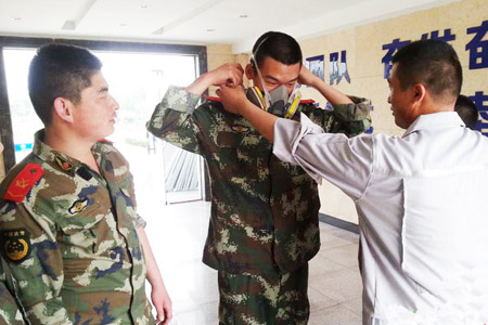 消防官兵正在試戴防毒面具,圖中防毒面具價格在200元左右