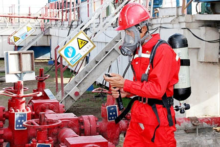 發生硫化氫泄漏后，工人拿氣體檢測儀在檢測硫化氫濃度