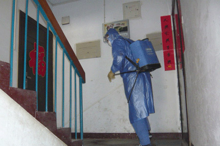 穿戴防毒面具等個(gè)人防護(hù)用品來(lái)使用過(guò)氧乙酸對(duì)居民區(qū)進(jìn)行消毒