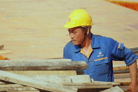 ABS安全帽在建筑工地的使用