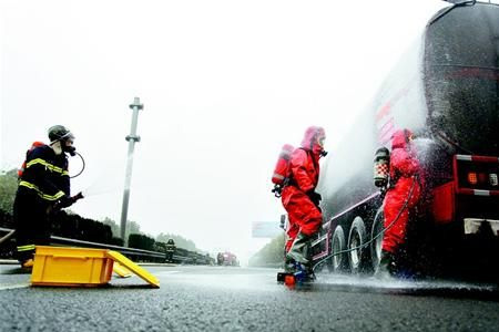 甲醇槽罐車發生泄漏消防人員應急處理