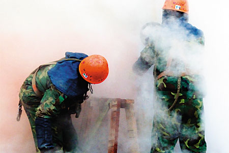 在有毒場所作業(yè)的工人配個(gè)人防護(hù)用品處理事故