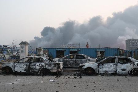 天津?yàn)I海危化品爆炸上千輛汽車(chē)被燒毀