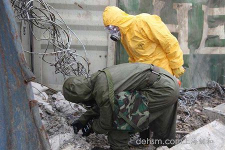 天津爆炸事故現場防化部隊穿杜邦防護服在搜救人員