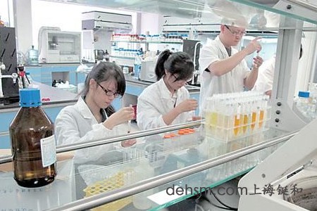 穿戴防護(hù)用品進(jìn)行化學(xué)品實(shí)驗(yàn)