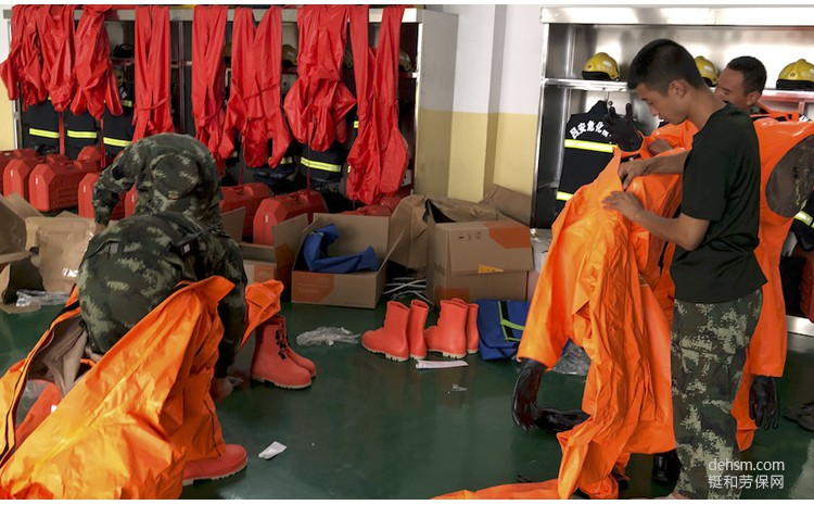 穿戴杜邦Tychem6000FR氣密阻燃防化服參與演習(xí)